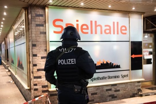 Ein Polizist sichert einen Bereich in der Nähe des Tatorts am Heumarkt.