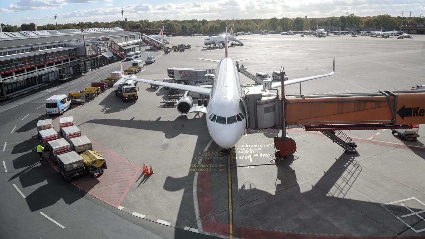 Flughafen: In der EU-Verordnung 261/2004, auch Fluggastrechte-Verordnung genannt, ist geregelt, wie Airlines ihre Gäste entschädigen müssen.