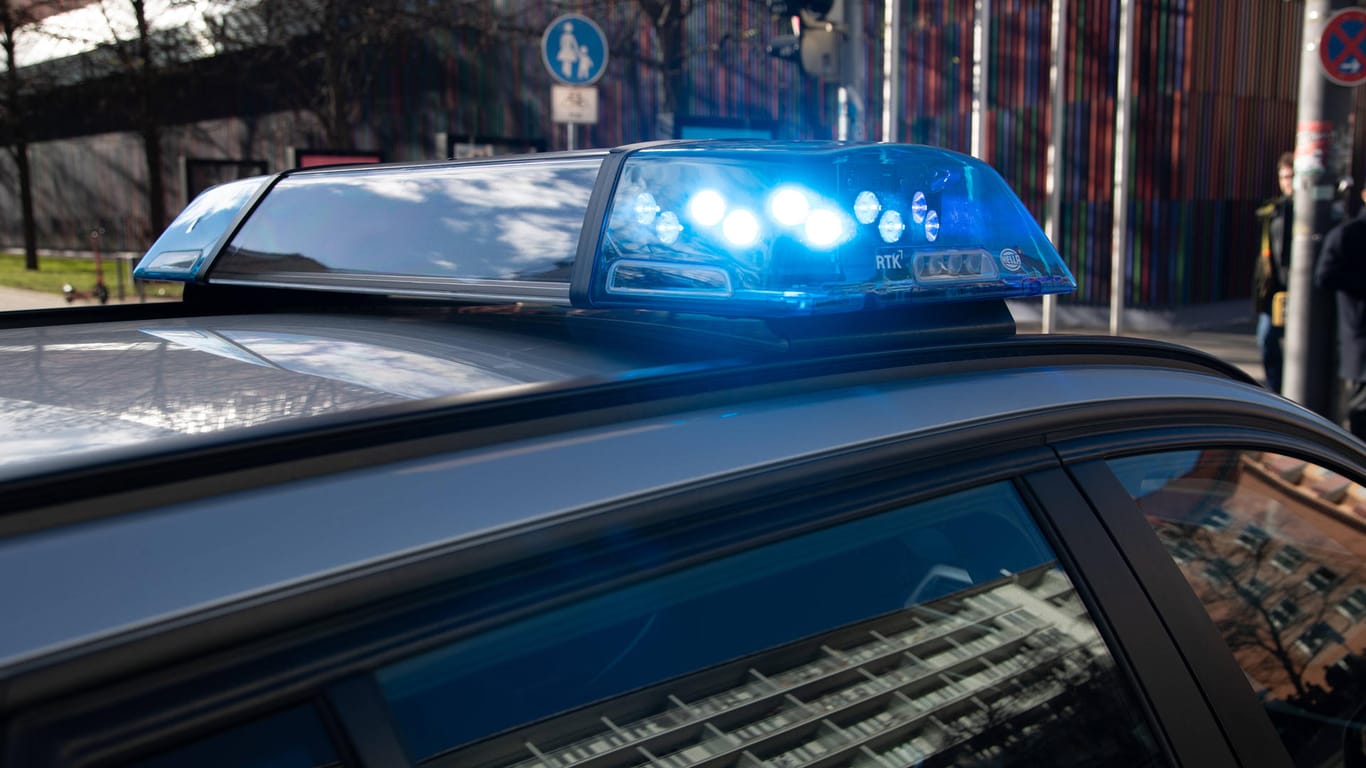 Einsatzwagen der Polizei (Symbolbild): In Wolfsburg wurde die Polizei zu einem Einsatz gerufen, weil ein alkoholisierter Mann gegen eine Garage fuhr.