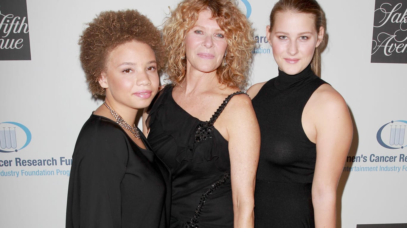 Mikaela Spielberg (links) mit ihrer Mutter Kate Capshaw (Mitte) und ihrer Schwester Destry Allyn Spielberg (rechts).