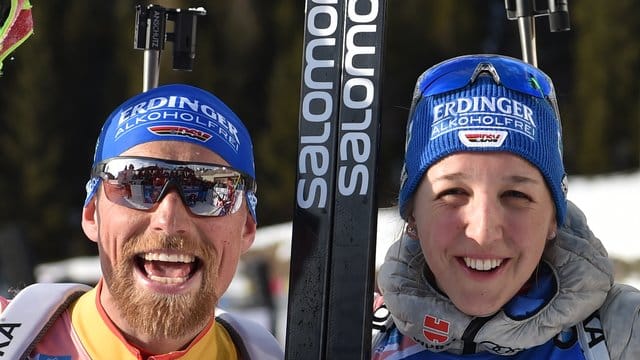 Erik Lesser (l) und Franziska Preuss freuen sich im Ziel über WM-Silber. Erik Lesser (l) und Franziska Preuss freuen sich im Ziel über WM-Silber.