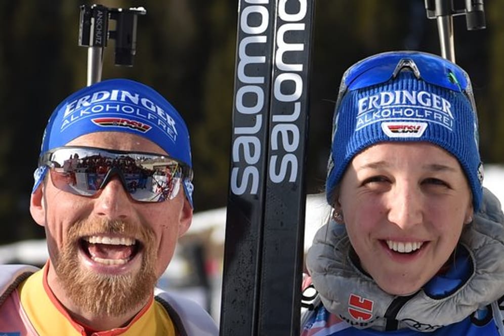 Erik Lesser (l) und Franziska Preuss freuen sich im Ziel über WM-Silber.