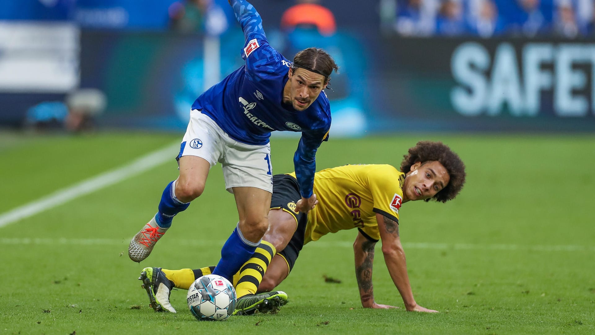 Benjamin Stambouli und Axel Witsel im Zweikampf: Schalke 04 hat sich zum neuen Dortmunder Hauptsponsor geäußert.