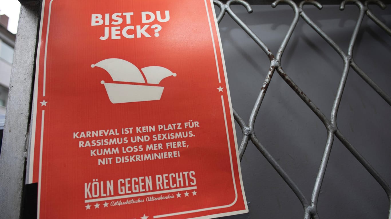 Ein Plakat in Köln weist Karnevalisten darauf hin, dass an "Karneval kein Platz für Rassismus und Sexismus" ist.