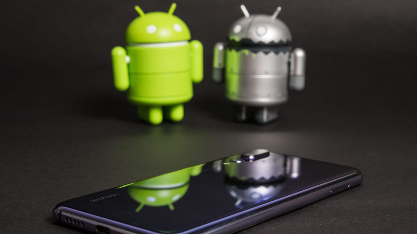 Ein Smartphone mit zwei Bugdroid-Figuren: Gerade hat Google eine allererste Version der elften Ausgabe seines mobilen Betriebssystems veröffentlicht.