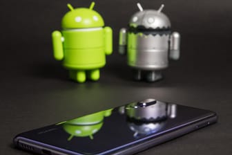 Ein Smartphone mit zwei Bugdroid-Figuren: Gerade hat Google eine allererste Version der elften Ausgabe seines mobilen Betriebssystems veröffentlicht.