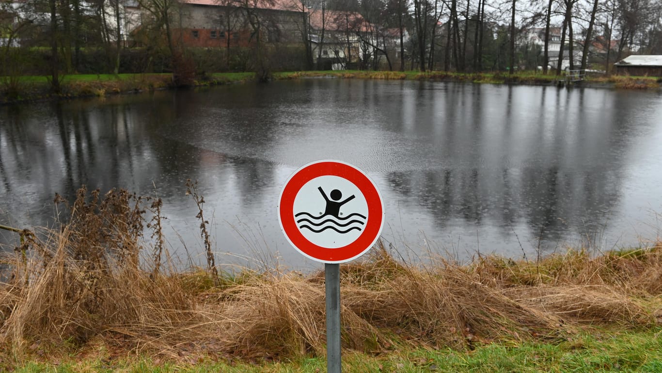 Hessen, Seigertshausen: Ein Schild warnt an dem Löschteich vor der Gefahr des Ertrinkens. Am 18. Juni 2016 waren drei Geschwister in dem ungesicherten Teich ertrunken.