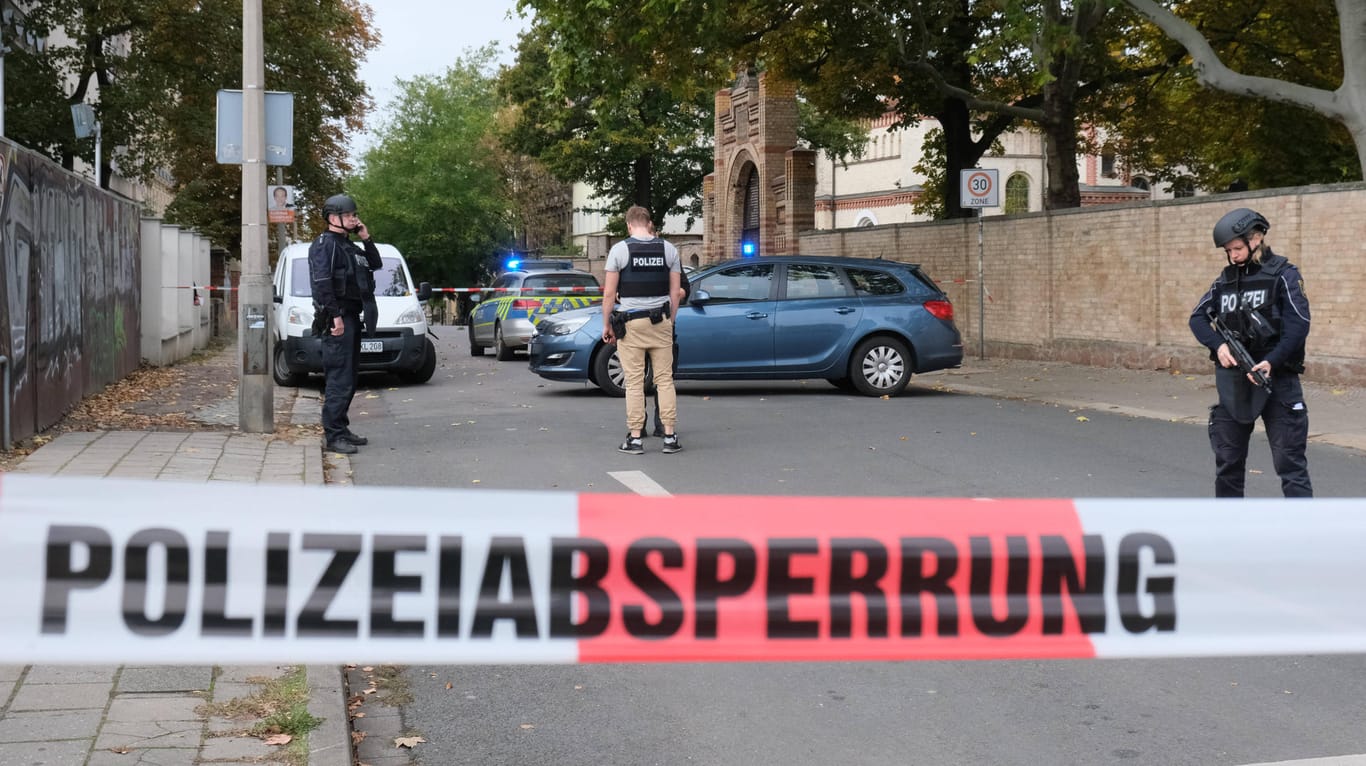 Polizisten sichern den Tatort vor der Synagoge in Halle: Ein Attentäter hatte versucht, in das jüdische Gotteshaus einzudringen.