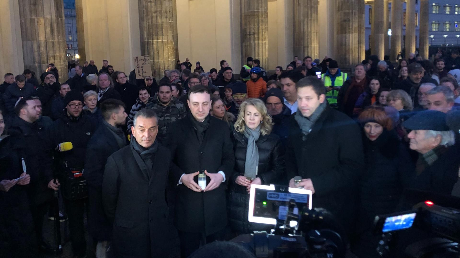 Auch am Brandenburger Tor versammeln sich Menschen, darunter CDU-Generalsekretär Paul Ziemiak.