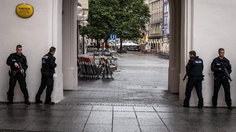 Polizisten halten am Stachus in München Wache: Am Tag des Anschlags am Olympia-Einkaufszentrums lösten Falschmeldungen über weitere Angriffe in mehreren Stadtteilen Panik aus.