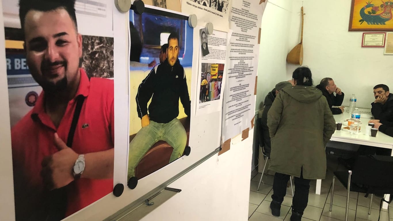 Die Fotos von Ferhat Urhan und Göhkan Gültekin hängen im Kulturverein an der Wand: Beide wurden erschossen, beide sollen nicht vergessen werden.