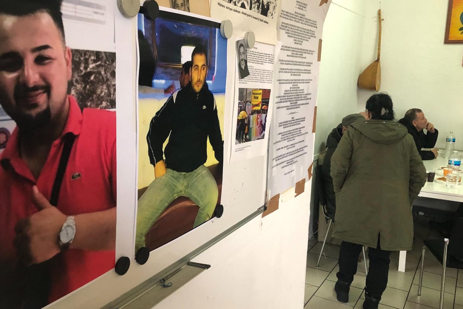Die Fotos von Ferhat Urhan und Göhkan Gültekin hängen im Kulturverein an der Wand: Beide wurden erschossen, beide sollen nicht vergessen werden.