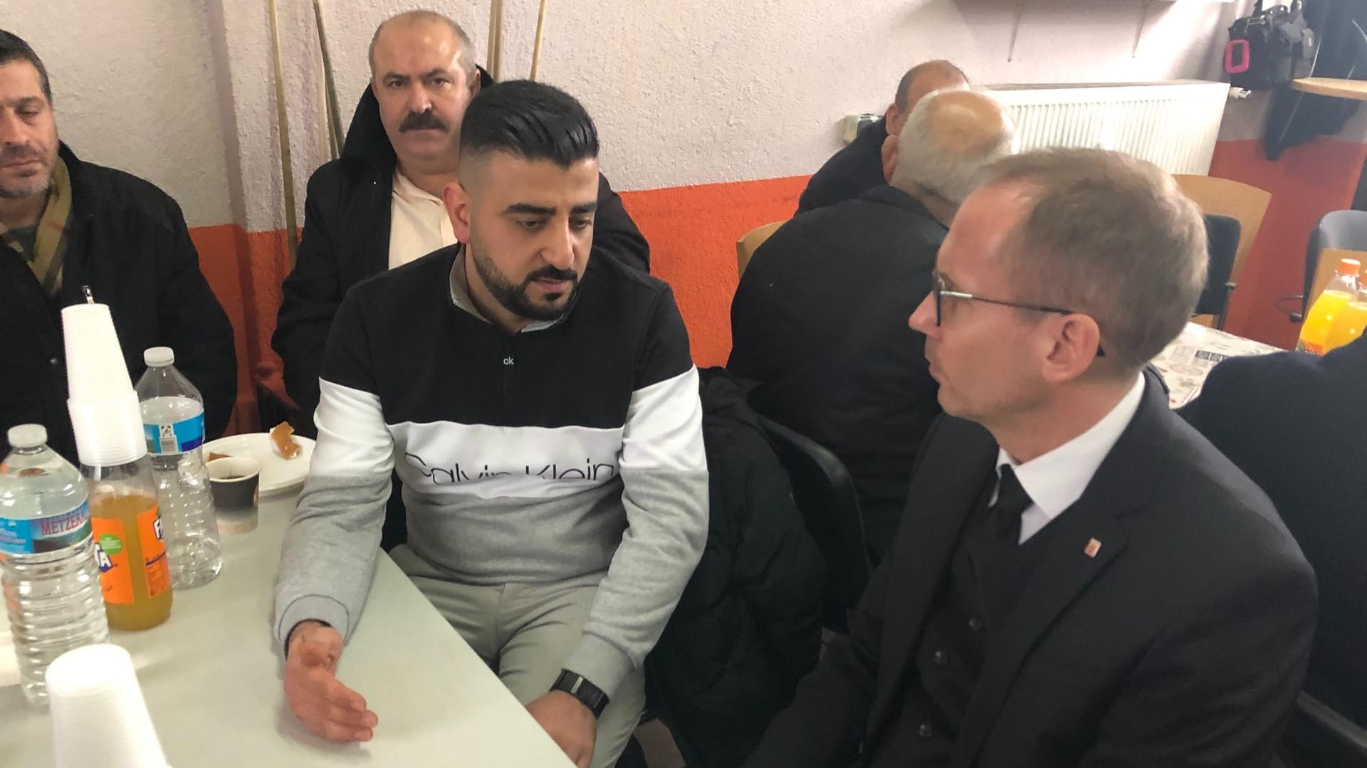 Ali Urhan spricht mit dem hessischen Integrationsminister Kai Klose.