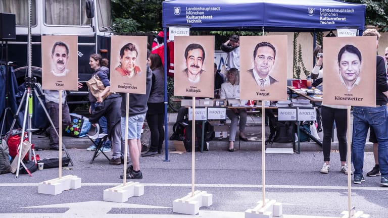 Aktivisten erinnern vor dem Oberlandesgericht München an die Opfer der NSU-Mordserie: Bei dem Prozess wurde Beate Zschäpe als Mittäterin zu lebenslanger Haft verurteilt.