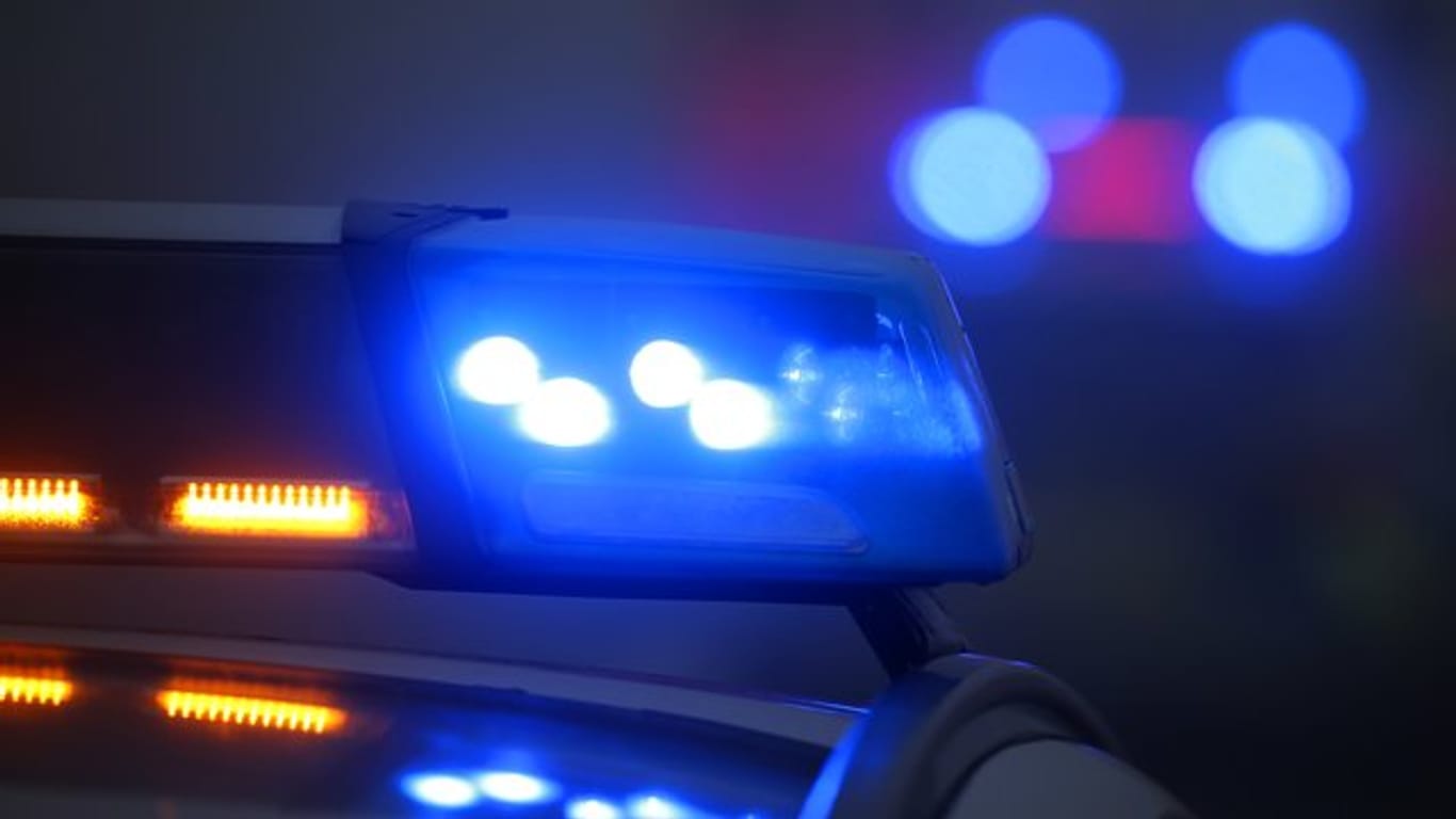 Ein eingeschaltetes Blaulicht leuchtet auf einer Polizeistreife