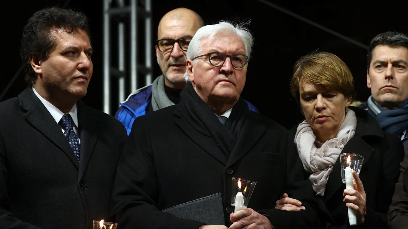Bundespräsident Frank-Walter Steinmeier und seine Frau Elke Budenbender bei der Trauerveranstaltung in Hanau.