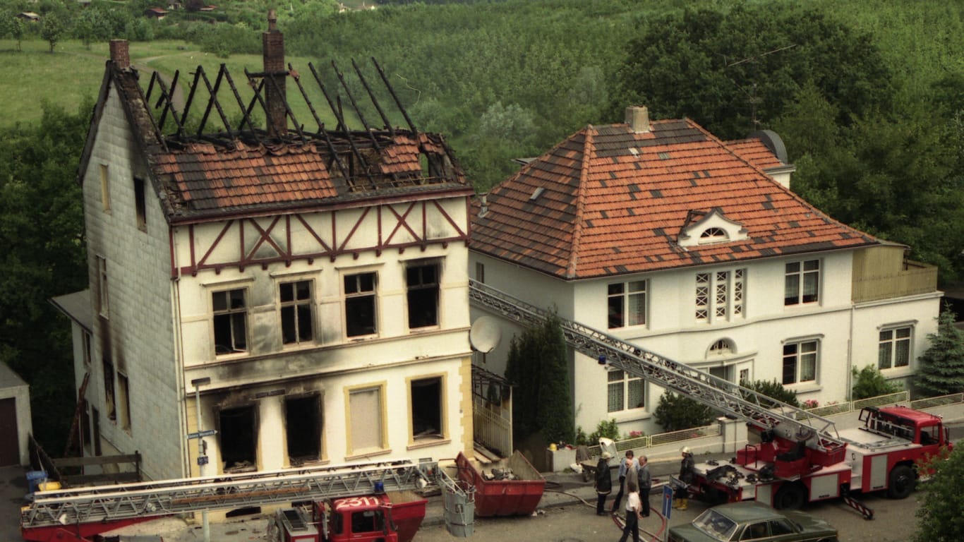 Feuerwehrleute im Mai 1993 vor dem ausgebrannten Haus in Solingen: Bei dem rassistischen Brandanschlag kamen fünf Frauen und Mädchen ums Leben.