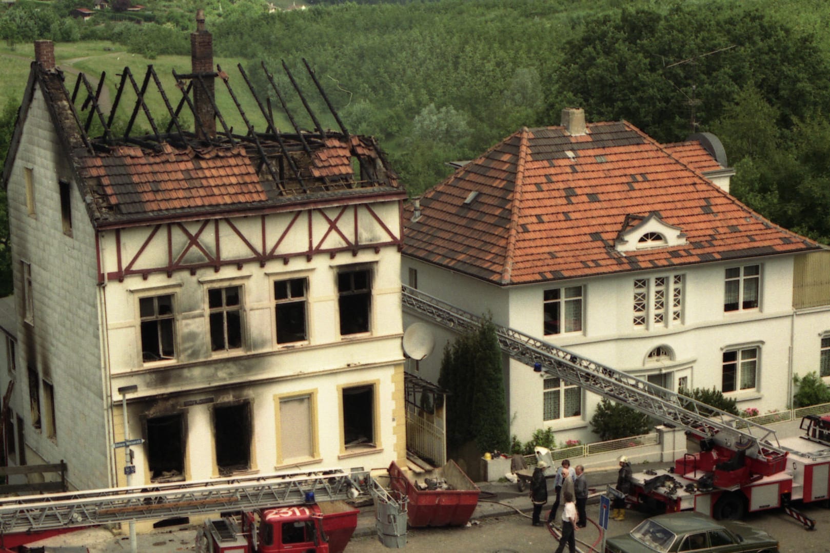 Feuerwehrleute im Mai 1993 vor dem ausgebrannten Haus in Solingen: Bei dem rassistischen Brandanschlag kamen fünf Frauen und Mädchen ums Leben.