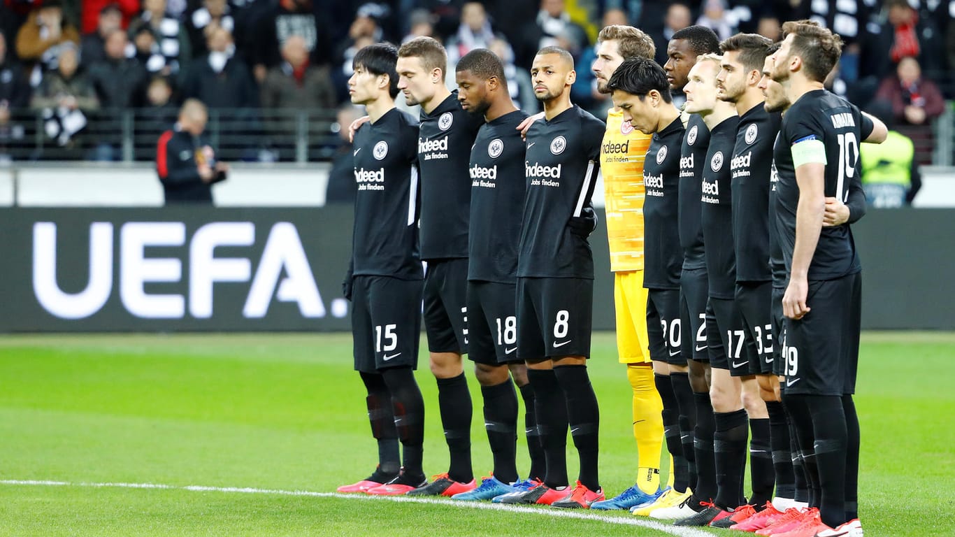 Die Spieler von Eintracht Frankfurt gedenken der Opfer des rassistischen Anschlags von Hanau.