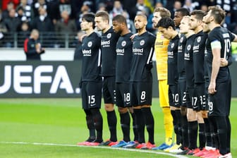 Die Spieler von Eintracht Frankfurt gedenken der Opfer des rassistischen Anschlags von Hanau.