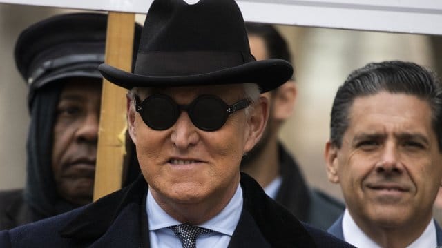 Roger Stone, ein langjähriger Vertrauter von US-Präsident Trump, muss für 40 Monate ins Gefängnis. Roger Stone, ein langjähriger Vertrauter von US-Präsident Trump, muss für 40 Monate ins Gefängnis.