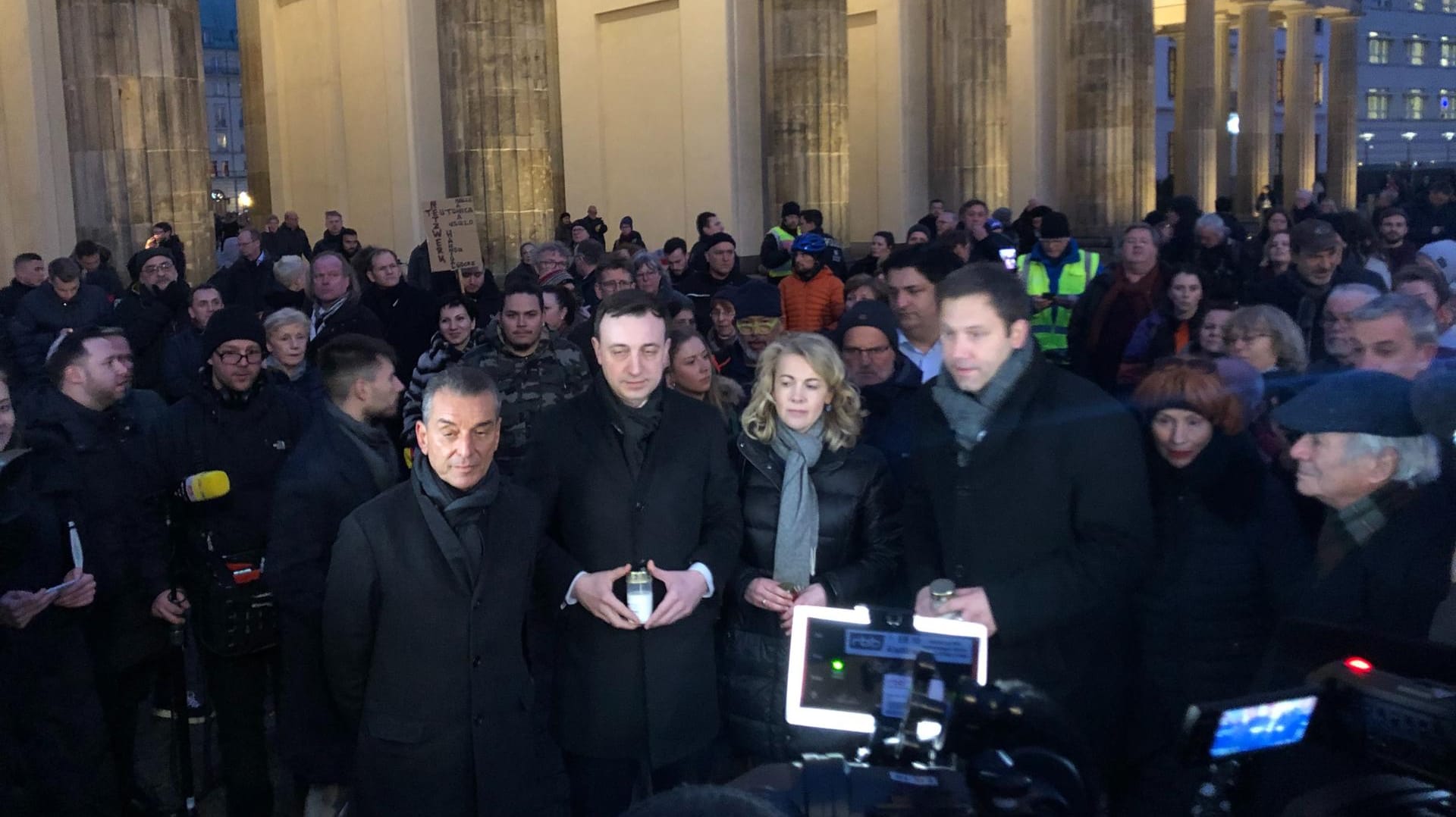 Mahnwache vor dem Brandenburger Tor: Mehrere Hundert Menschen, darunter Politiker wie die Generalsekretäre von CDU, FDP und SPD, Paul Ziemiak, Linda Teuteberg und Lars Klingbeil, sowie Prominente wie Michel Friedman haben sich vor dem Berliner Wahrzeichen versammelt.