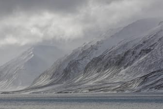 Berge auf Spitzbergen: Die Deutschen waren mit einem russischen Reiseunternehmen unterwegs.