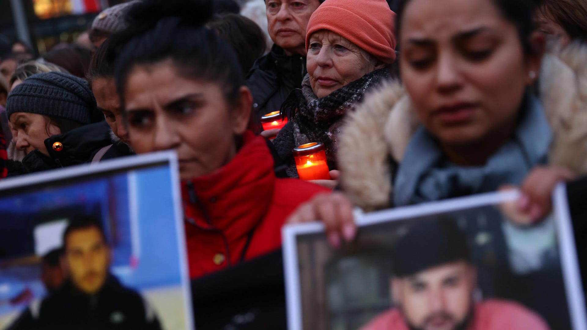 Angehörige der Opfer bei einer Gedenkveranstaltung: Neun Menschen mit ausländischen Wurzeln hat der mutmaßliche Täter Tobias R. erschossen.