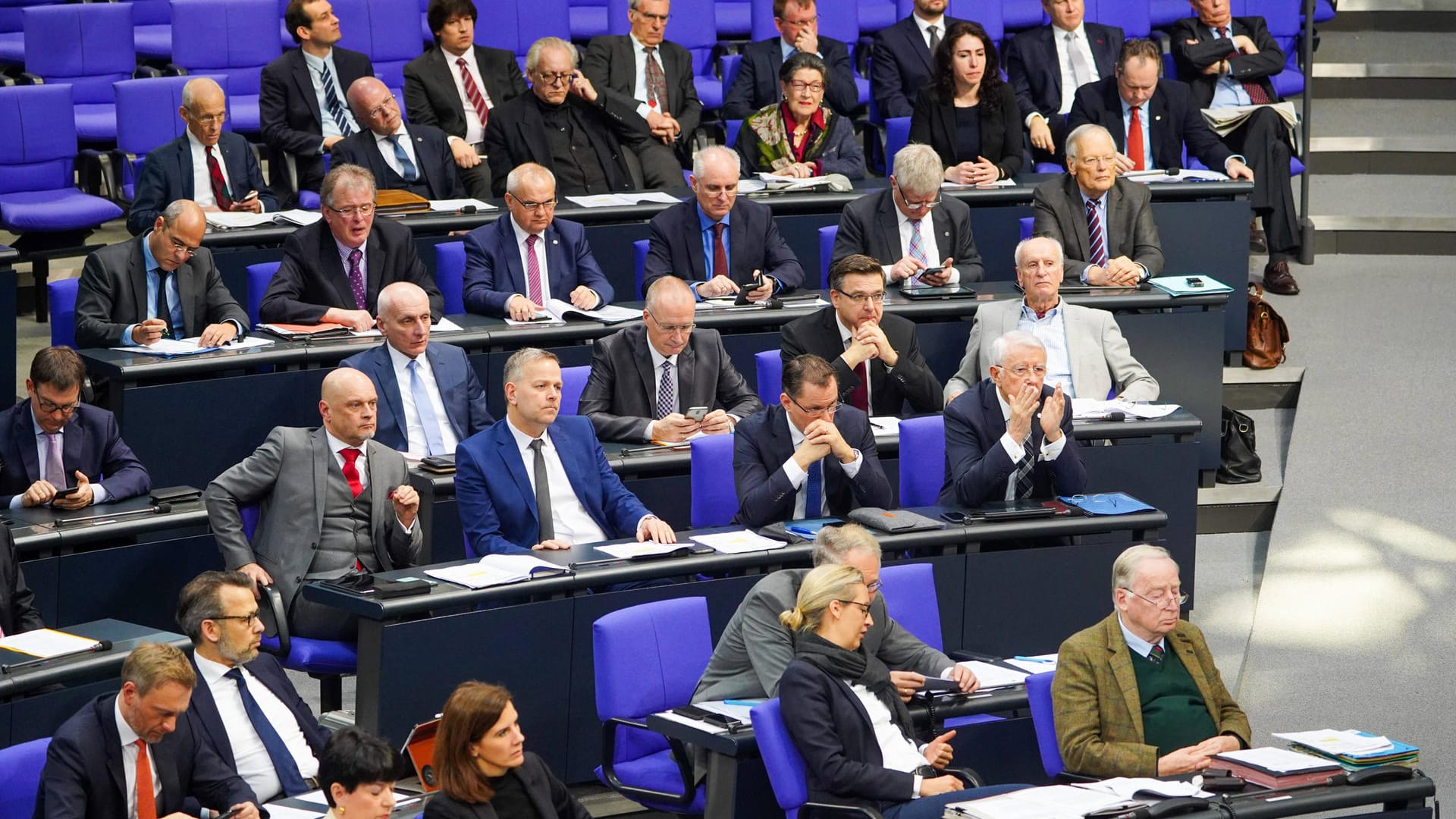 Die AfD-Fraktion im Bundestag: "Solange die AfD sich nicht klar zu Neonazis abgrenzt und Höckes rechtem Flügel abschwört, ist sie Teil des Problems", schreibt die "Neue Osnabrücker Zeitung".