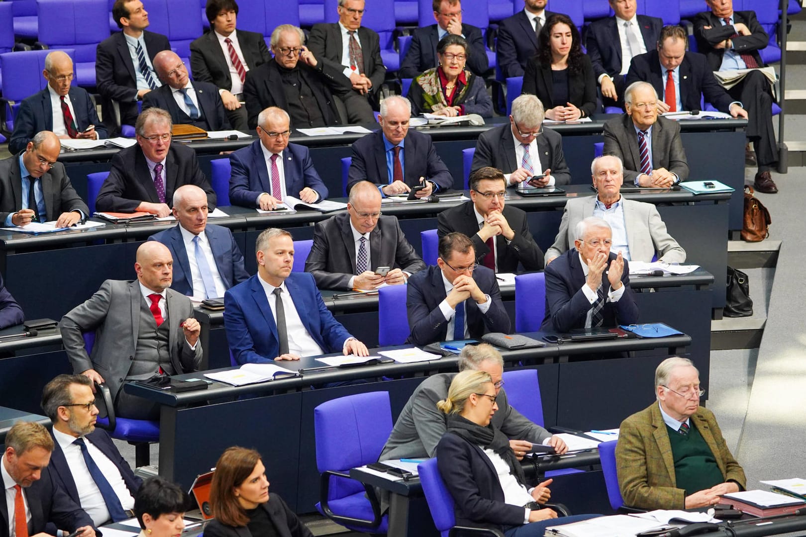 Die AfD-Fraktion im Bundestag: "Solange die AfD sich nicht klar zu Neonazis abgrenzt und Höckes rechtem Flügel abschwört, ist sie Teil des Problems", schreibt die "Neue Osnabrücker Zeitung".