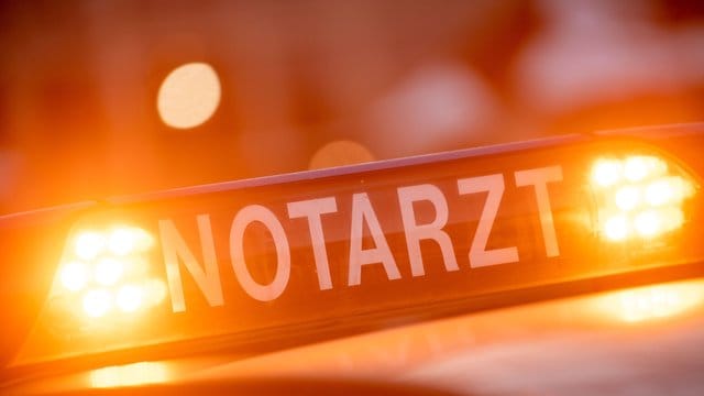 Ein Dachschild mit der Aufschrift "Notarzt": In Köln wurde eine Frau von einem Zug überrollt.