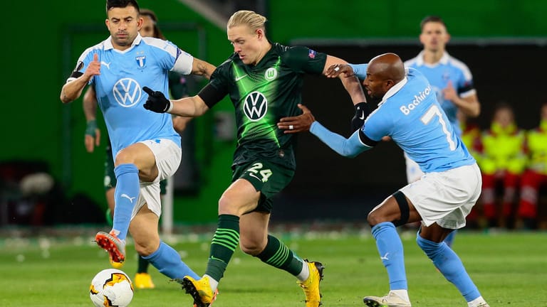 Intensive Partie: Xaver Schlager (M.) und seine Wolfsburger hatten mit den bissigen Schweden aus Malmö so ihre Probleme.