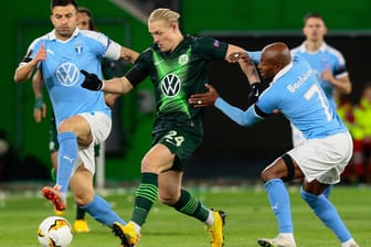 Intensive Partie: Xaver Schlager (M.) und seine Wolfsburger hatten mit den bissigen Schweden aus Malmö so ihre Probleme.