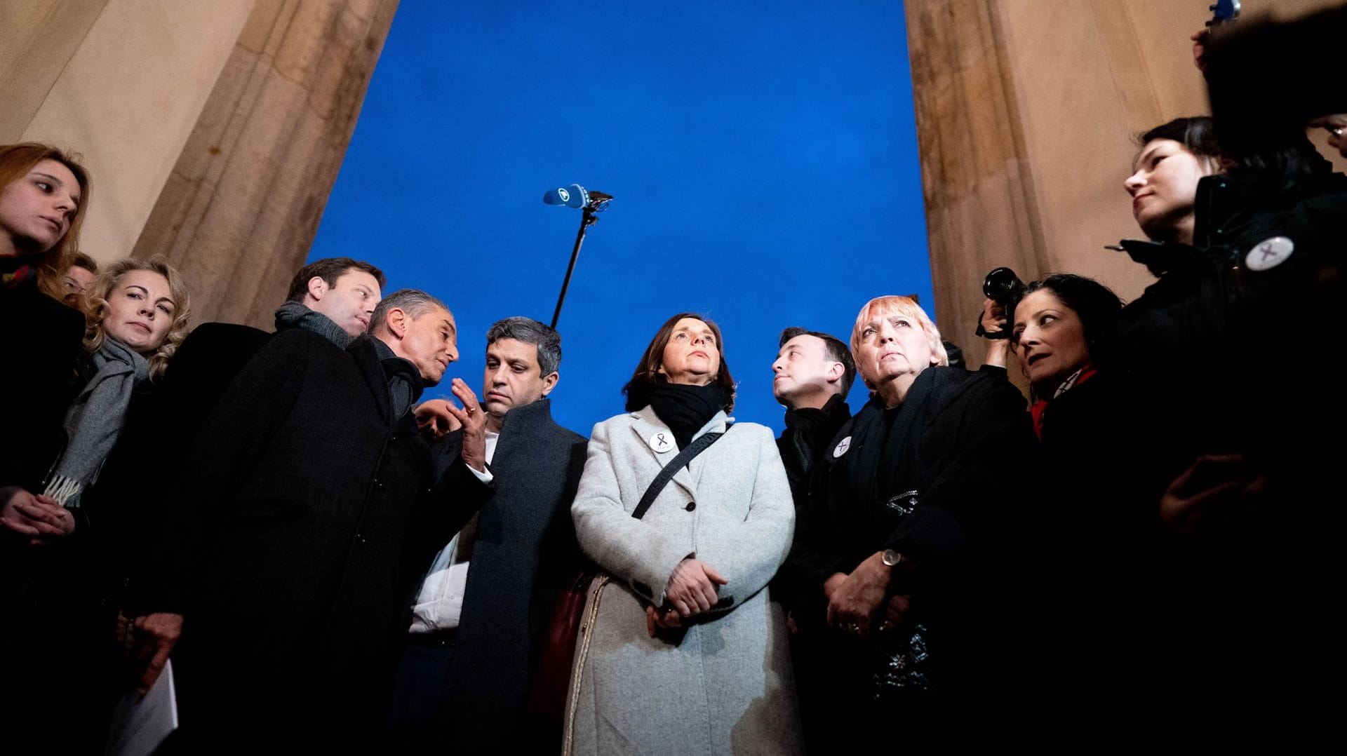 Viele prominente Politiker kamen bei der Mahnwache am Brandenburger Tor zusammen.