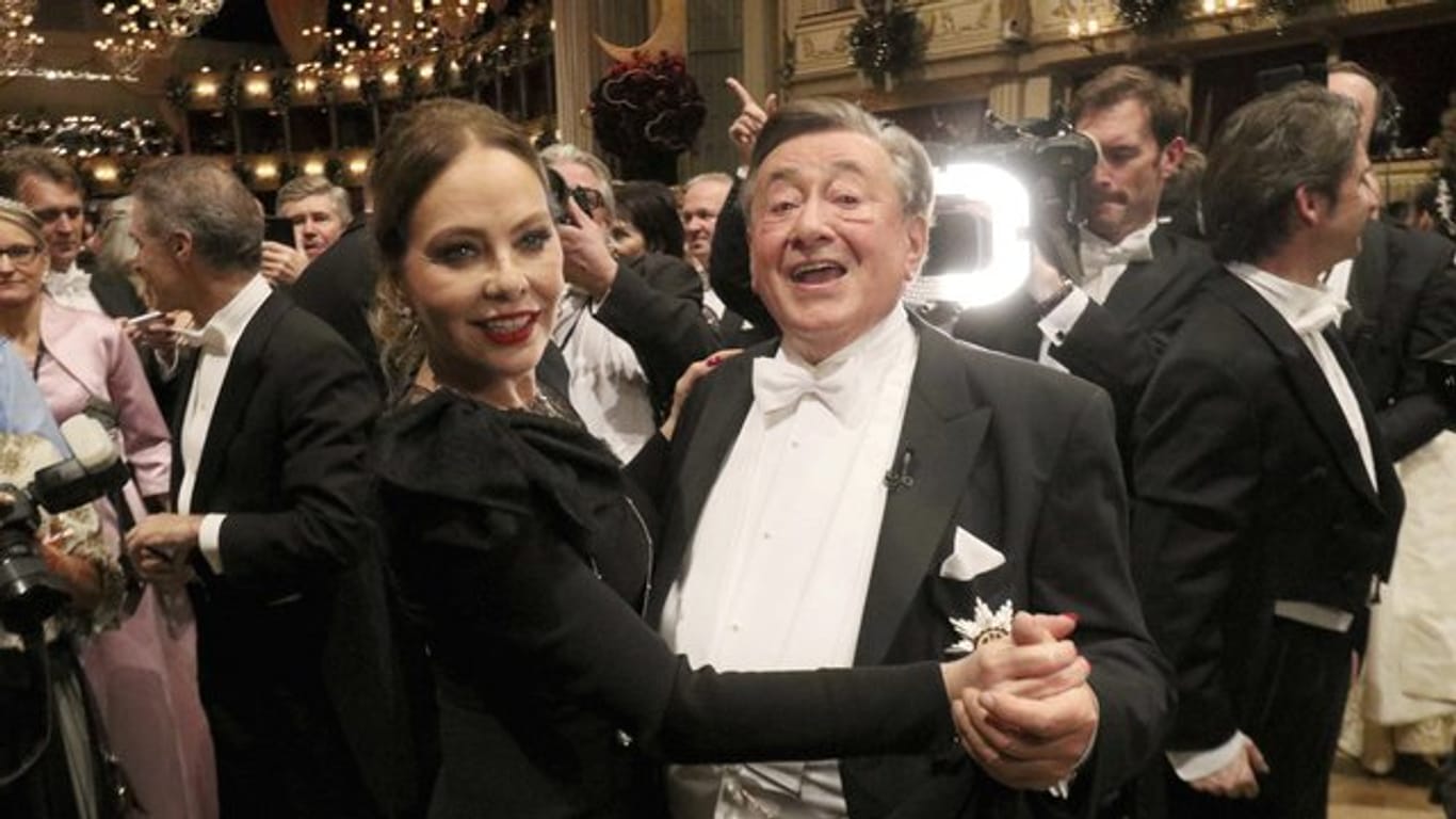 Gute Stimmung: Ornella Muti und Richard "Mörtel" Lugner tanzen beim Wiener Opernball.