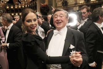 Gute Stimmung: Ornella Muti und Richard "Mörtel" Lugner tanzen beim Wiener Opernball.