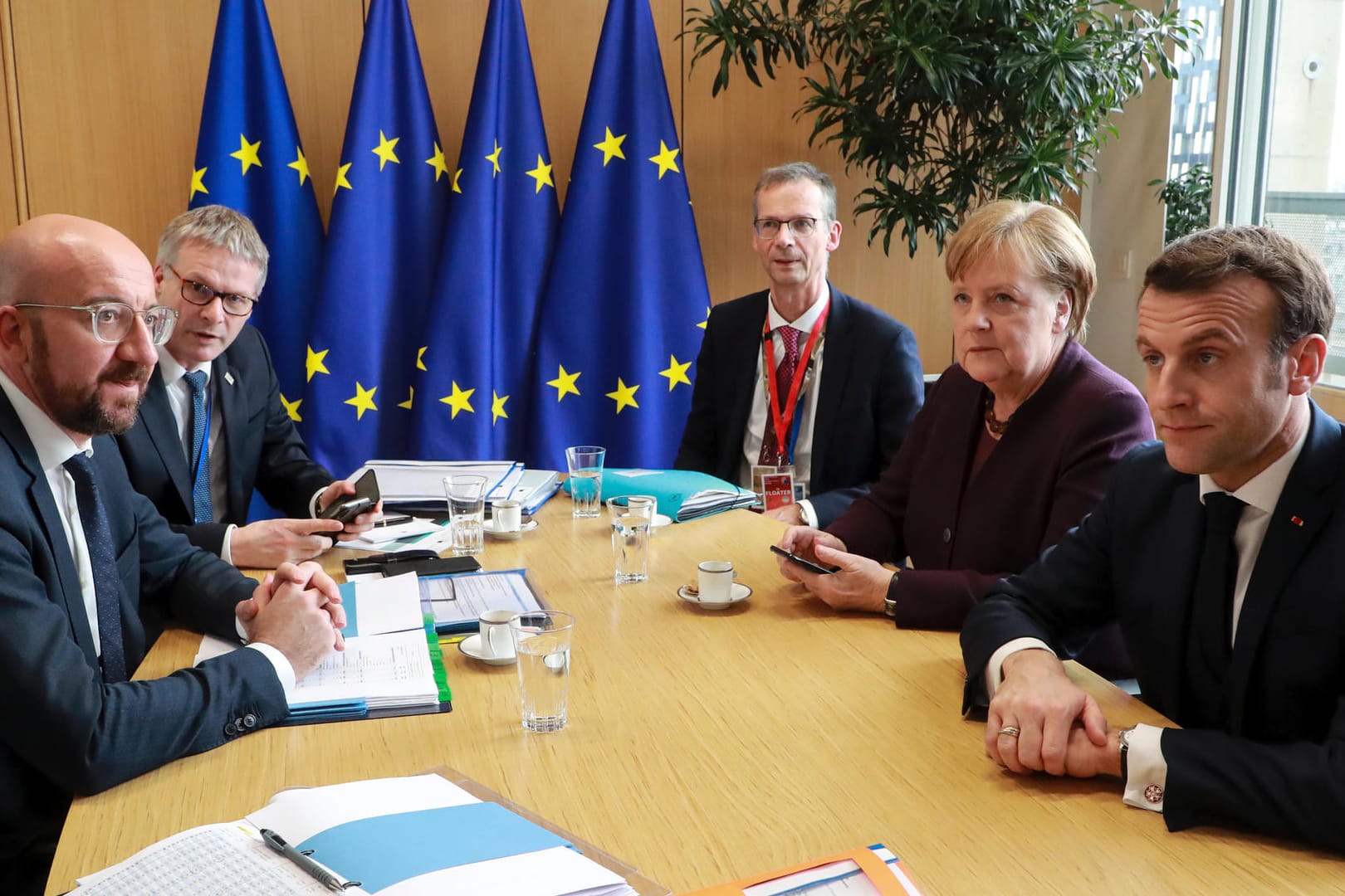 Brüssel: Emmanuel Macron (r), Präsident von Frankreich und die deutsche Bundeskanzlerin Angela Merkel (e.v.r), sprechen mit Charles Michel (l), Präsident des Europäischen Rates, am Rande des EU-Gipfels der Staats- und Regierungschefs.