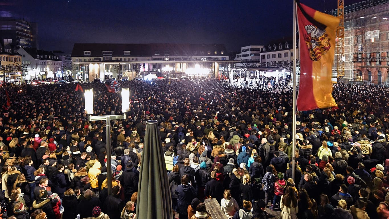 Tausende Bürger versammelten sich bei der Trauerfeier in Hanau.