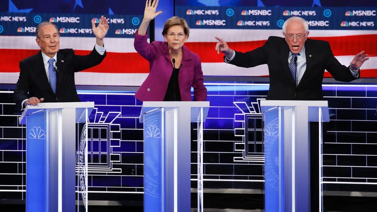 Die demokratischen Bewerber um die Präsidentschaftskandidatur Michael Bloomberg, Elizabeth Warren und Bernie Sanders während einer TV-Debatte.