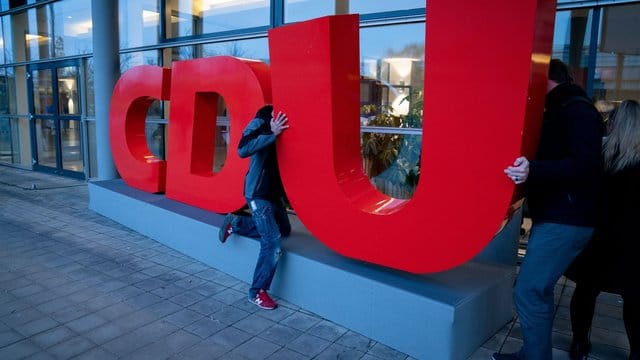 In der CDU wird seit Tagen sondiert, ob ein Sonderparteitag zur Vorsitzendenwahl und voraussichtlich auch zur Neuwahl der gesamten Führungsspitze im Mai oder Juni möglich ist. In der CDU wird seit Tagen sondiert, ob ein Sonderparteitag zur Vorsitzendenwahl und voraussichtlich auch zur Neuwahl der gesamten Führungsspitze im Mai oder Juni möglich ist.