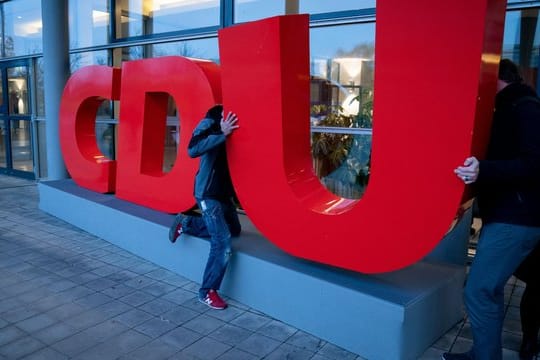In der CDU wird seit Tagen sondiert, ob ein Sonderparteitag zur Vorsitzendenwahl und voraussichtlich auch zur Neuwahl der gesamten Führungsspitze im Mai oder Juni möglich ist.