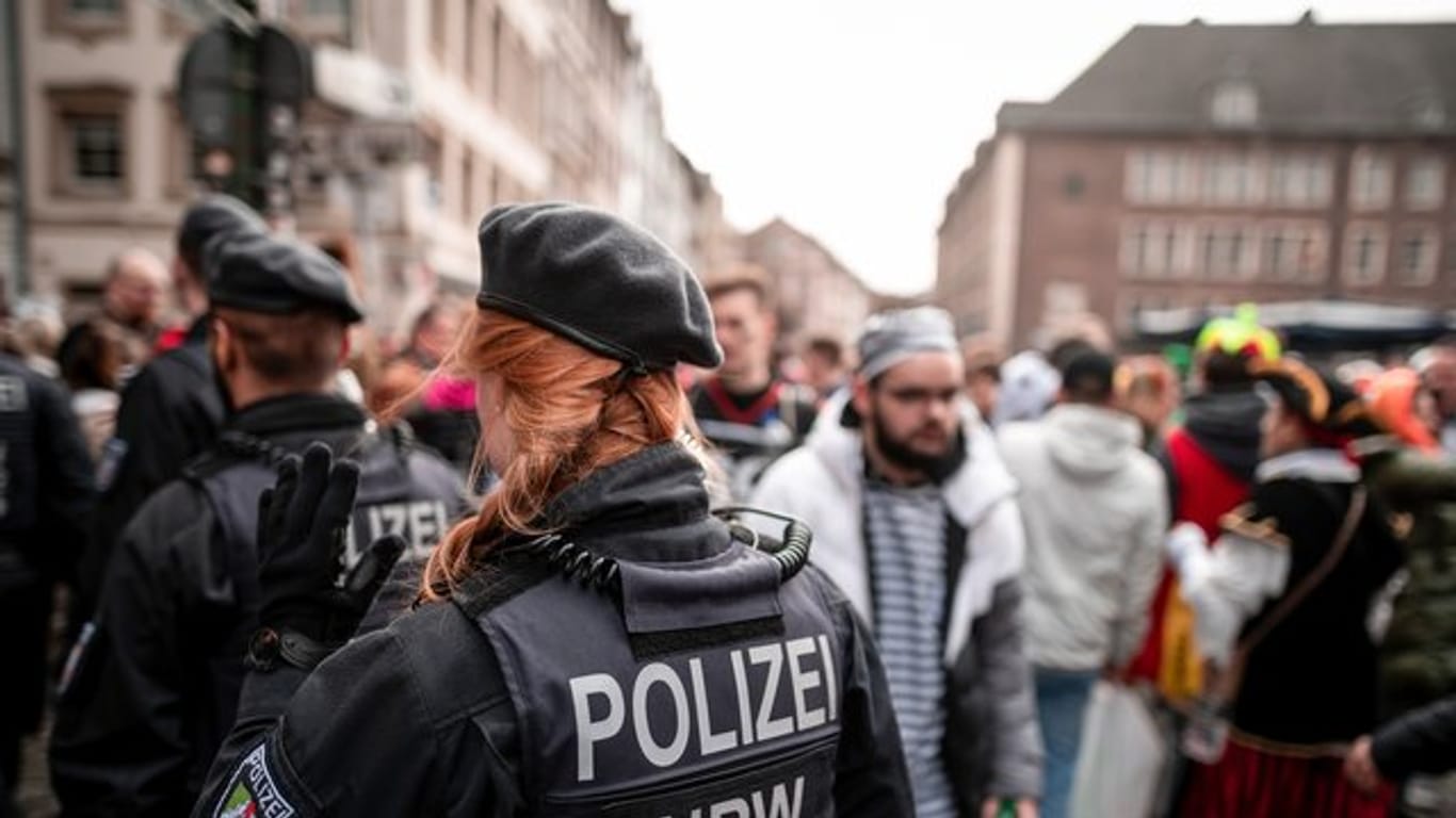 Die Polizei kontrolliert in der Düsseldorfer Altstadt.