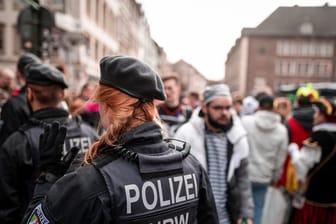 Die Polizei kontrolliert in der Düsseldorfer Altstadt.