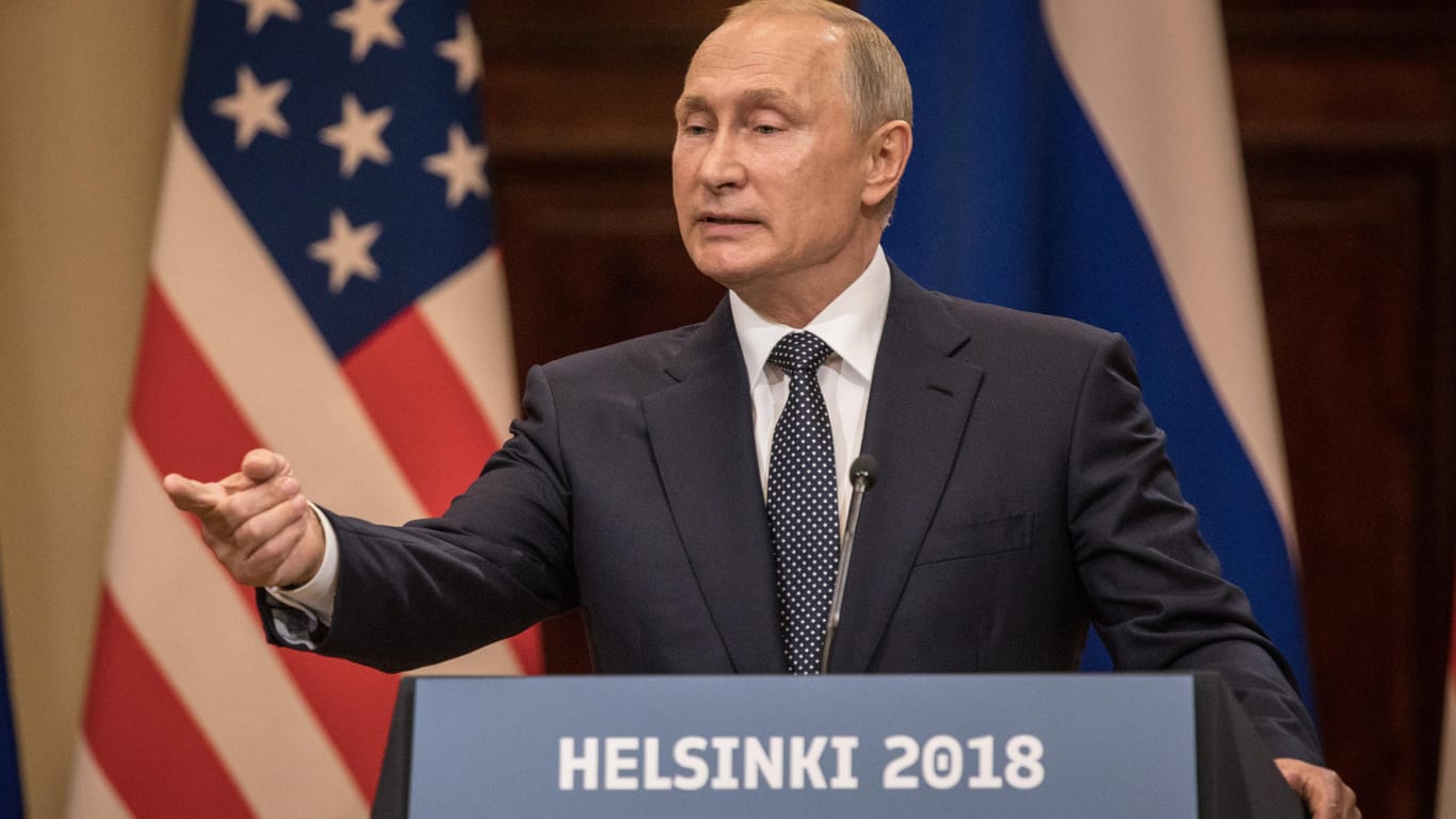 Russlands Präsident Wladimir Putin bei der gemeinsamen Pressekonferenz mit Donald Trump 2018: Damals dementierten beide ein Einmischung Russlands in die US-Wahl – nun geht es wieder von vorne los.