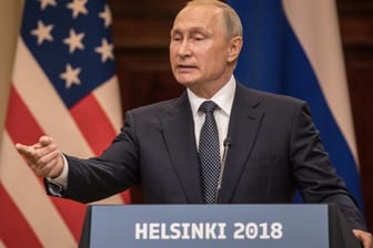 Russlands Präsident Wladimir Putin bei der gemeinsamen Pressekonferenz mit Donald Trump 2018: Damals dementierten beide ein Einmischung Russlands in die US-Wahl – nun geht es wieder von vorne los.