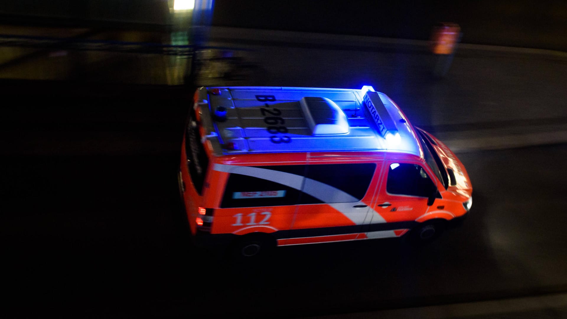 Krankenwagen mit Blaulicht: In Wuppertal ist bei einem Brand eine Frau gestorben. Krankenwagen mit Blaulicht: In Wuppertal ist bei einem Brand eine Frau gestorben.