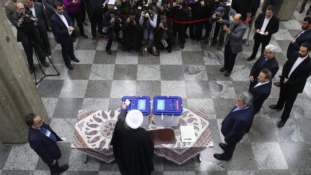 Der iranische Präsident Hassan Ruhani bei der Stimmabgabe am vergangenen Freitag. Der iranische Präsident Hassan Ruhani bei der Stimmabgabe am vergangenen Freitag.
