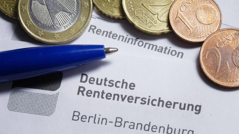 Unterlagen der Deutschen Rentenversicherung: Um die Grundrente rechtzeitig zu bearbeiten, bräuchte es Tausende neue Stellen, glaubt die Personalvertretung der Rentenversicherung. (Symbolbild)