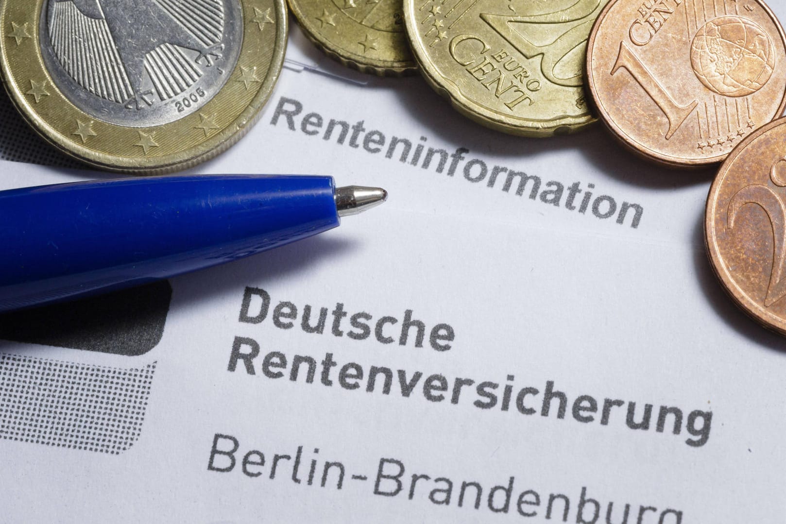 Unterlagen der Deutschen Rentenversicherung: Um die Grundrente rechtzeitig zu bearbeiten, bräuchte es Tausende neue Stellen, glaubt die Personalvertretung der Rentenversicherung. (Symbolbild)