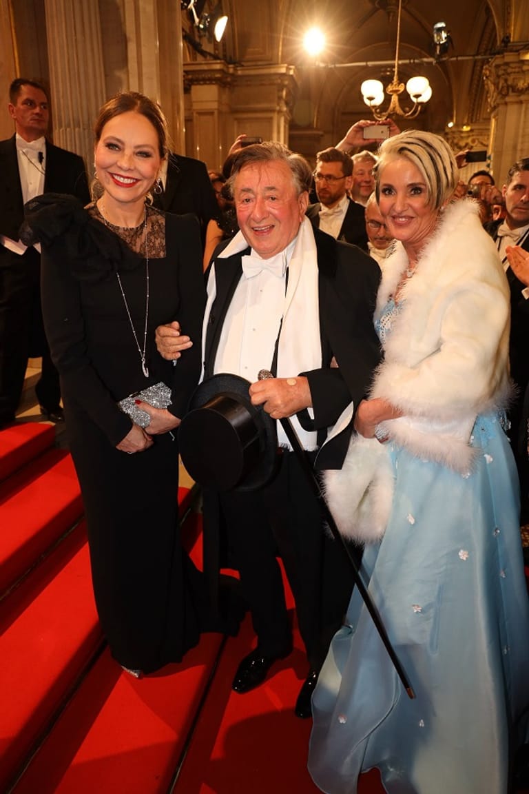 Der Gastgeber in Begleitung: Ornella Muti, Richard Lugner und Karin Karrer.